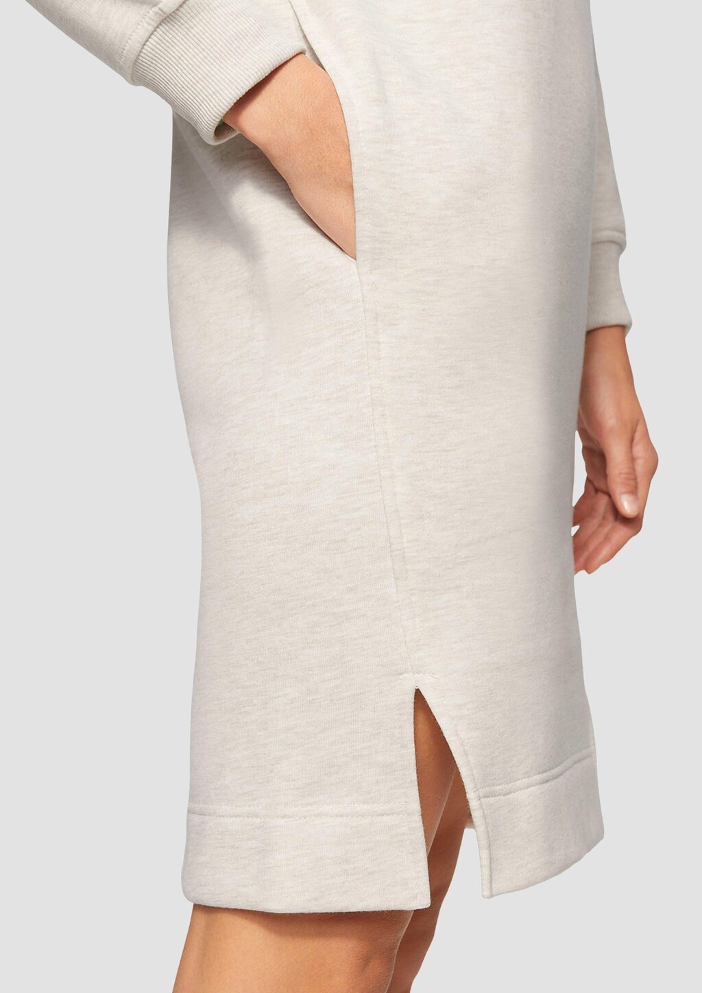Sweat-Kleid mit seitlichen Eingrifftaschen und Schlitzen