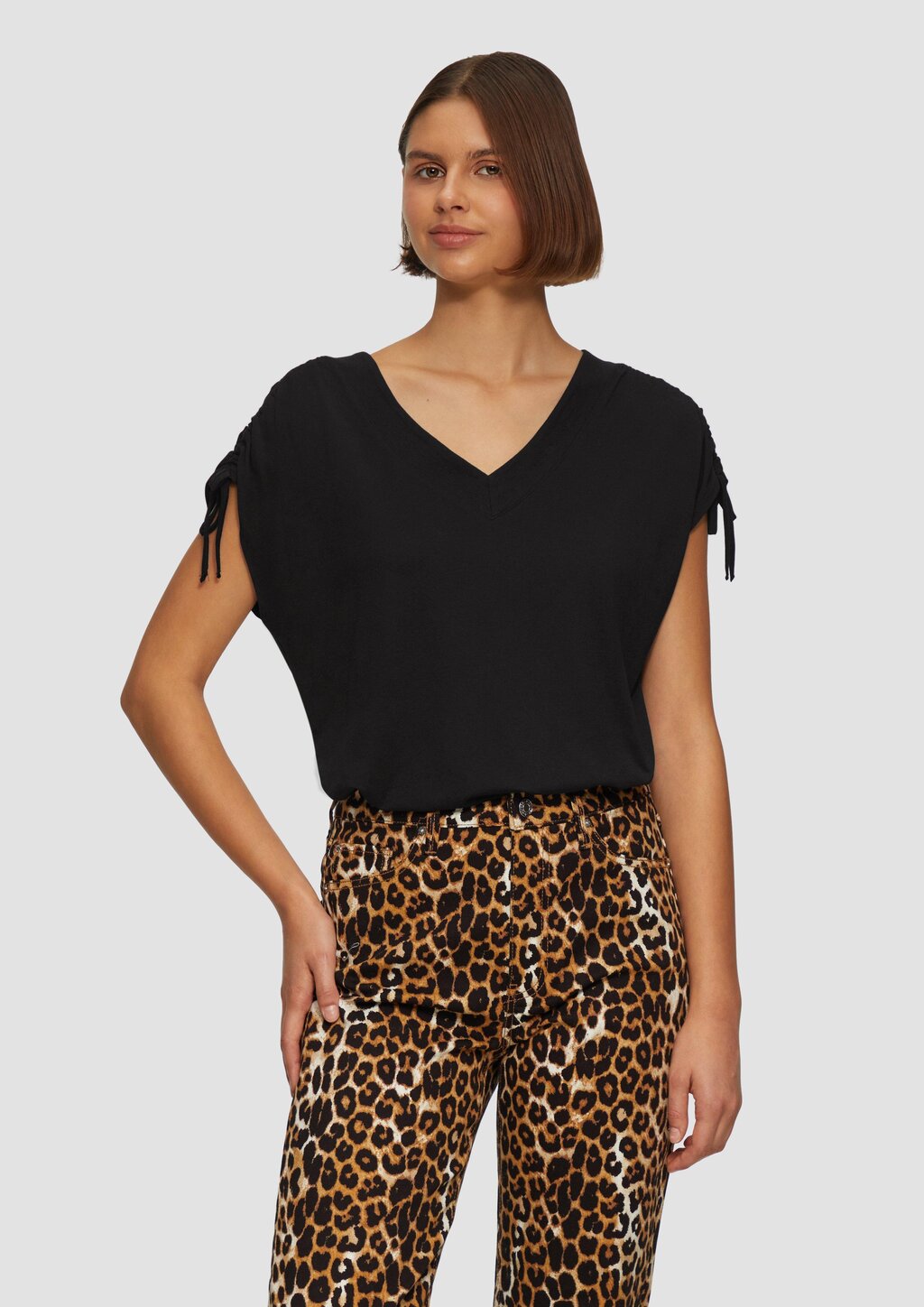 V-Neck Shirt mit Raffung an den Schultern