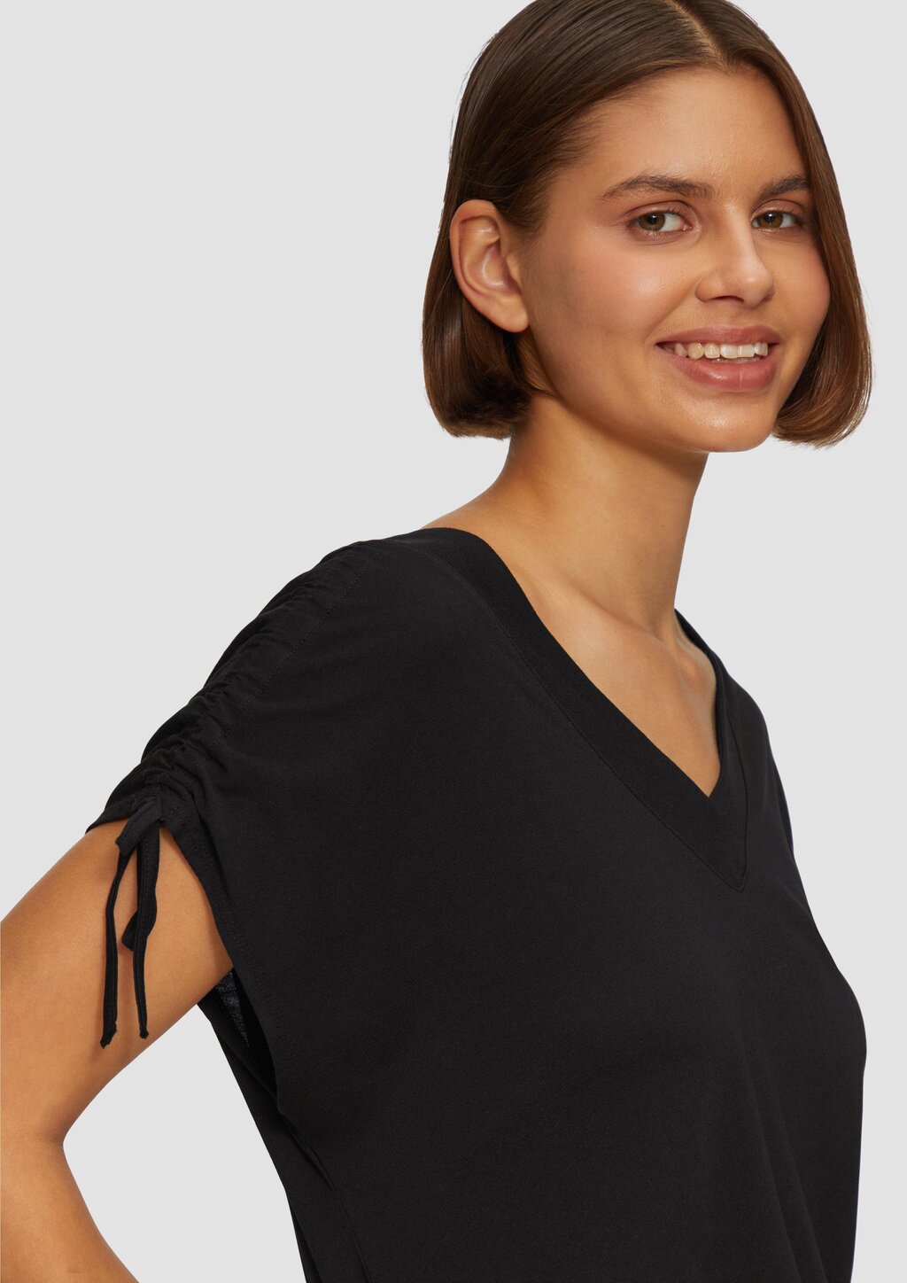V-Neck Shirt mit Raffung an den Schultern