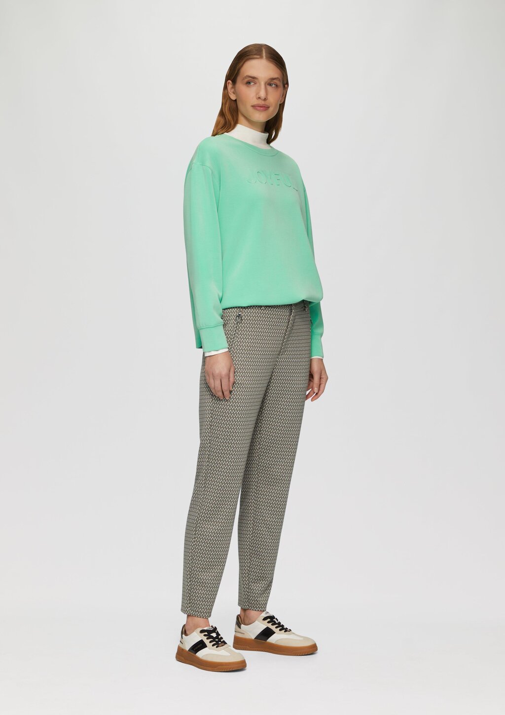 Gemusterte Stoffhose mit elastischem Bund