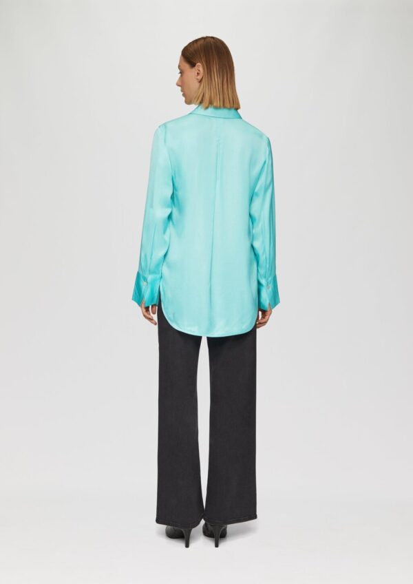 Longbluse aus Viskosesatin mit Perlmuttknöpfen