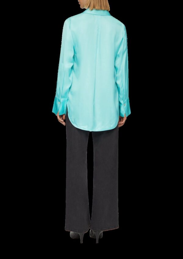 Longbluse aus Viskosesatin mit Perlmuttknöpfen