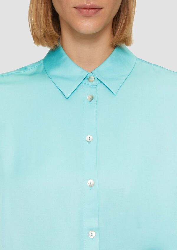 Longbluse aus Viskosesatin mit Perlmuttknöpfen