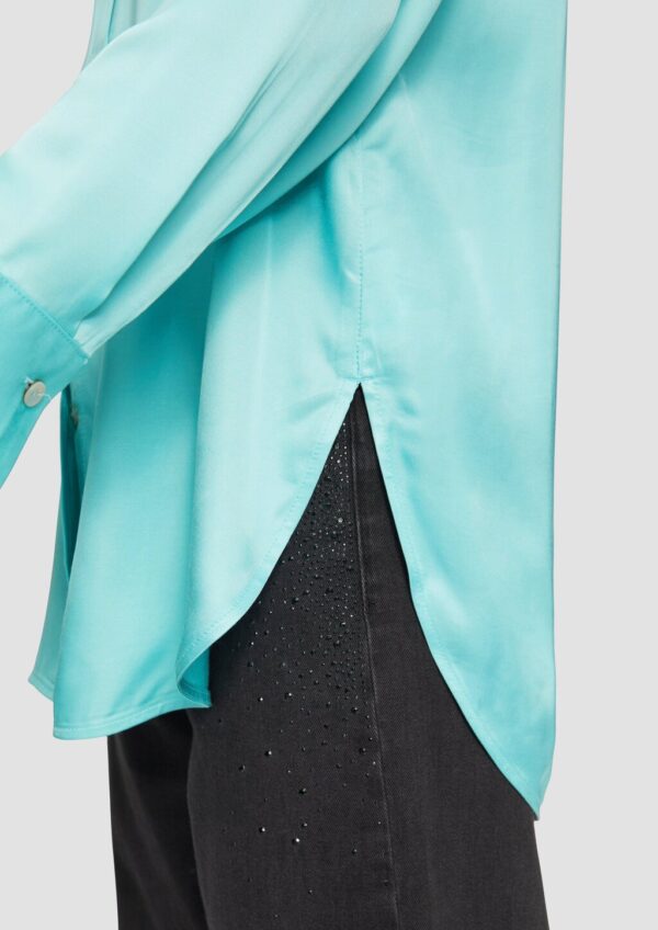 Longbluse aus Viskosesatin mit Perlmuttknöpfen