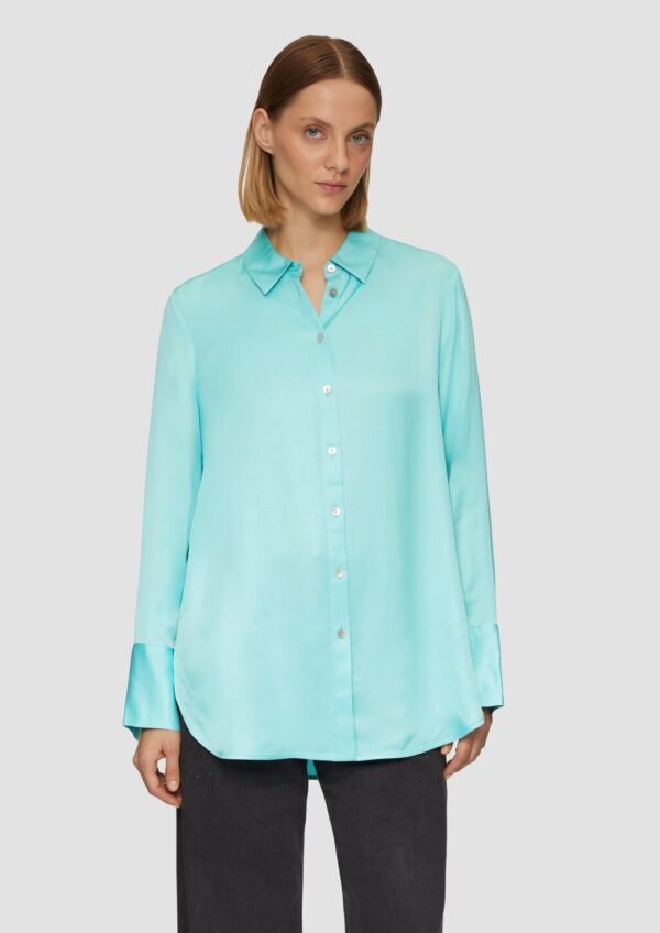 Longbluse aus Viskosesatin mit Perlmuttknöpfen