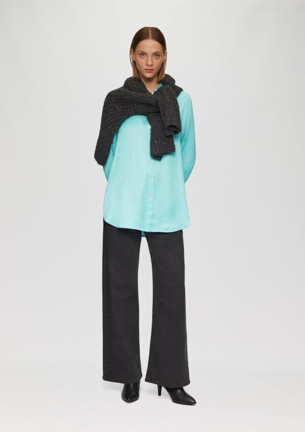 Longbluse aus Viskosesatin mit Perlmuttknöpfen