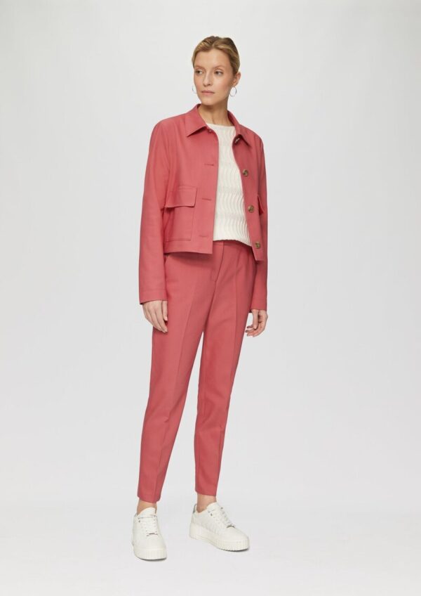 Kurze Jacke aus Baumwollsatin mit aufgesetzten Taschen