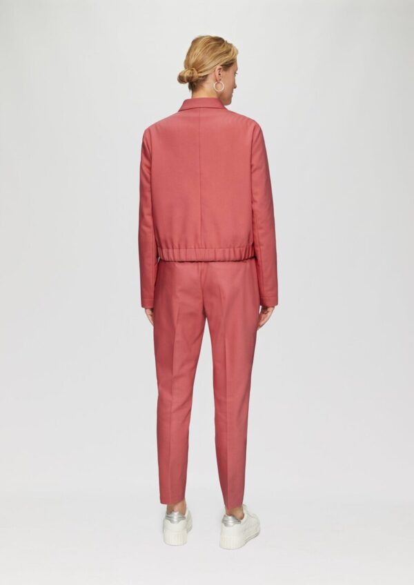 Kurze Jacke aus Baumwollsatin mit aufgesetzten Taschen