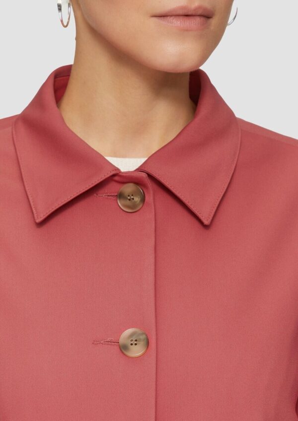 Kurze Jacke aus Baumwollsatin mit aufgesetzten Taschen