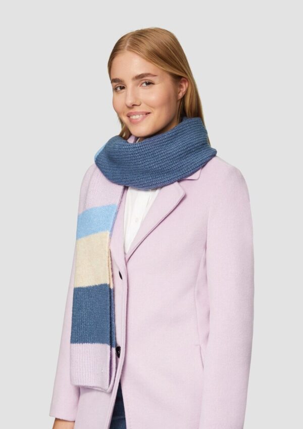 Gestreifter Strickschal