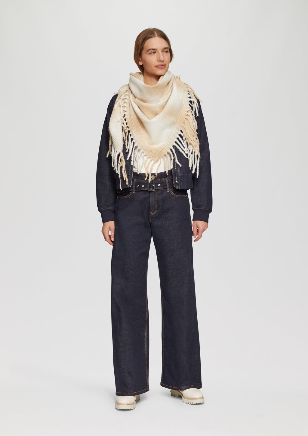 Gemusterter Schal mit Fransen