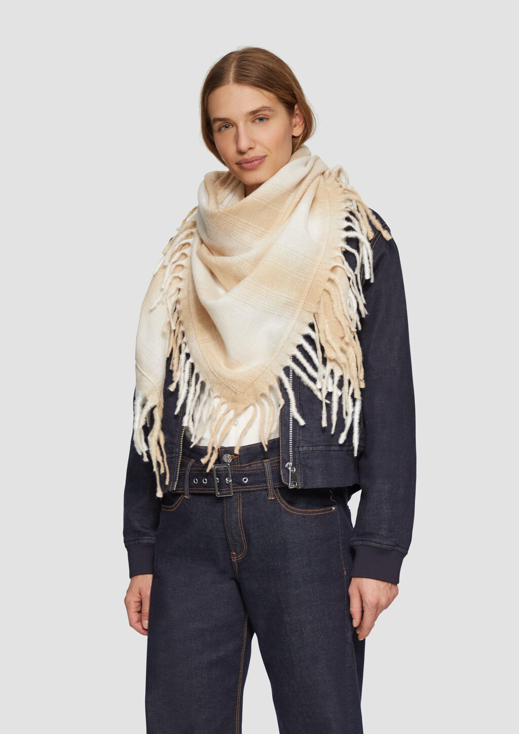 Gemusterter Schal mit Fransen