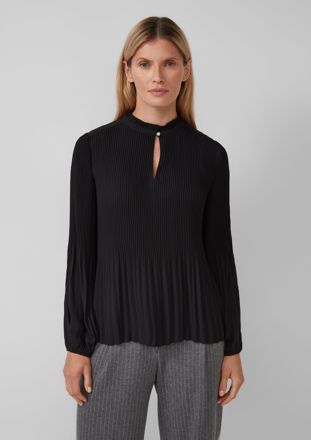 Plissierte Bluse aus Crêpe mit Stehkragen