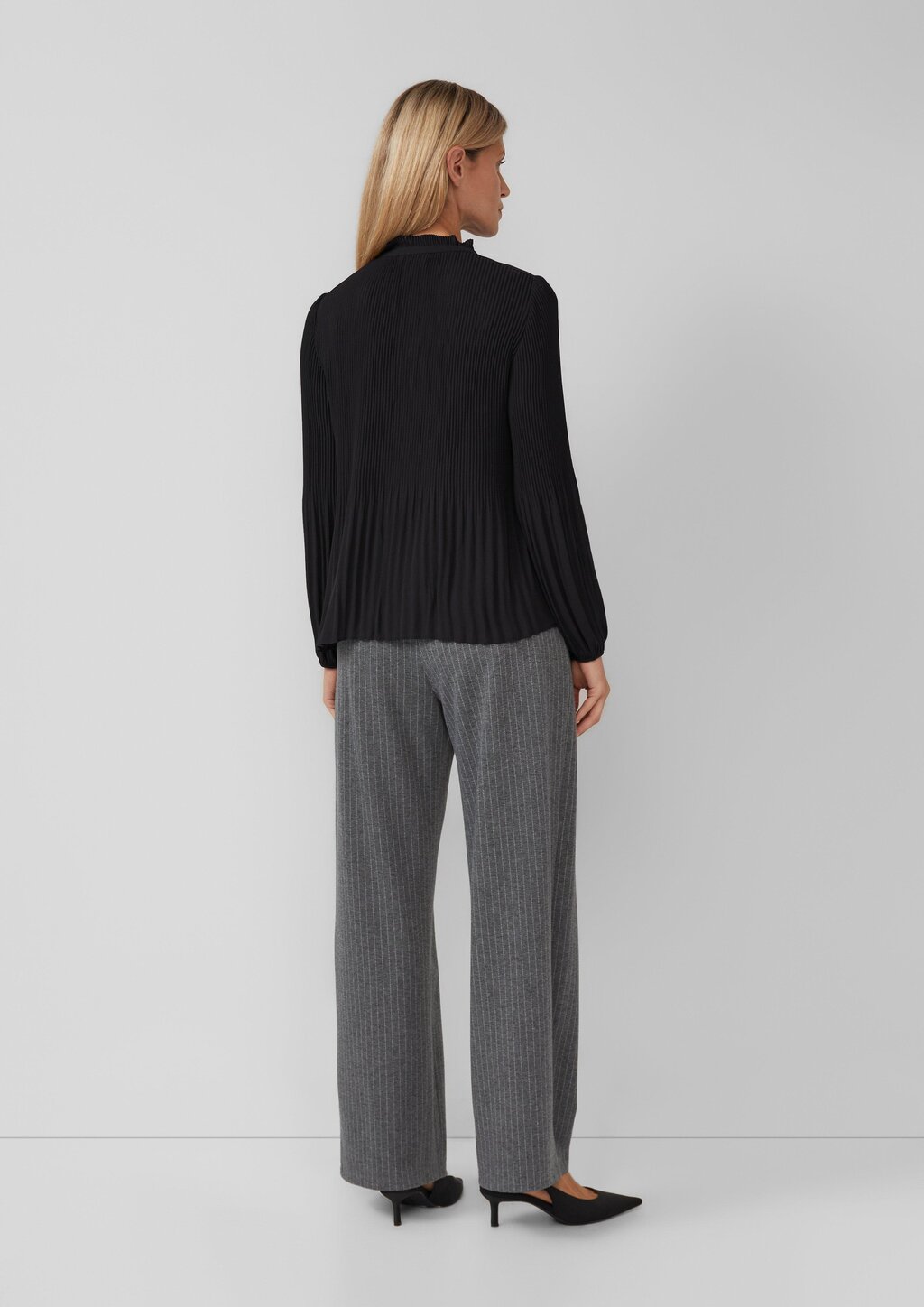 Plissierte Bluse aus Crêpe mit Stehkragen