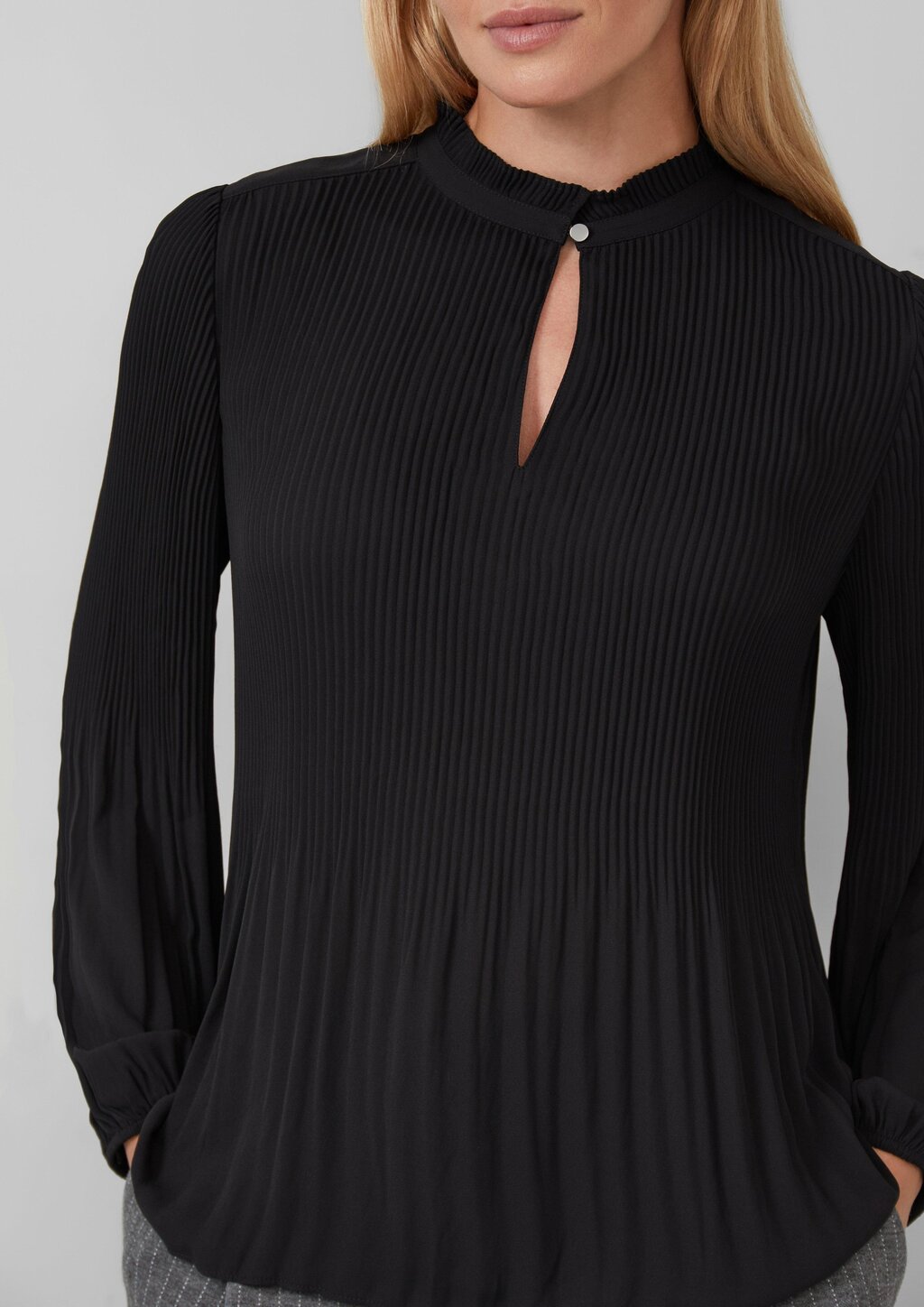 Plissierte Bluse aus Crêpe mit Stehkragen