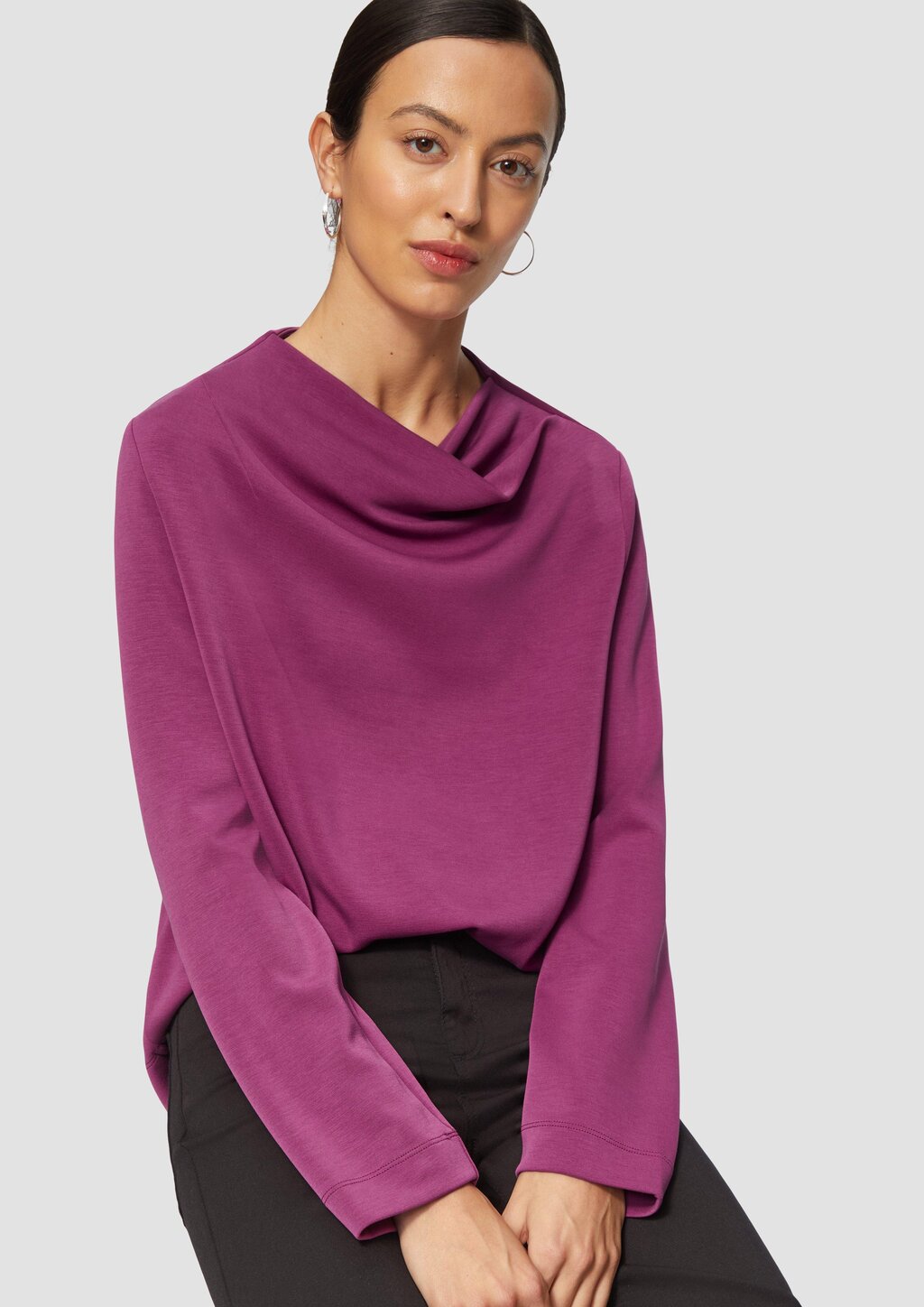 Fließendes Langarmshirt mit Wasserfall-Kragen