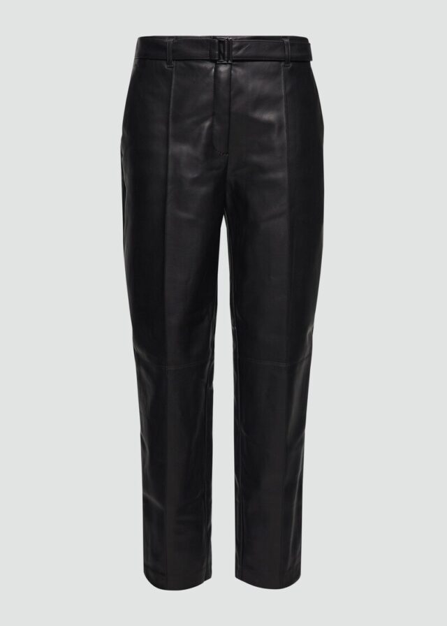 Relaxte Cigarette Pants aus Kunstleder mit Gürtel