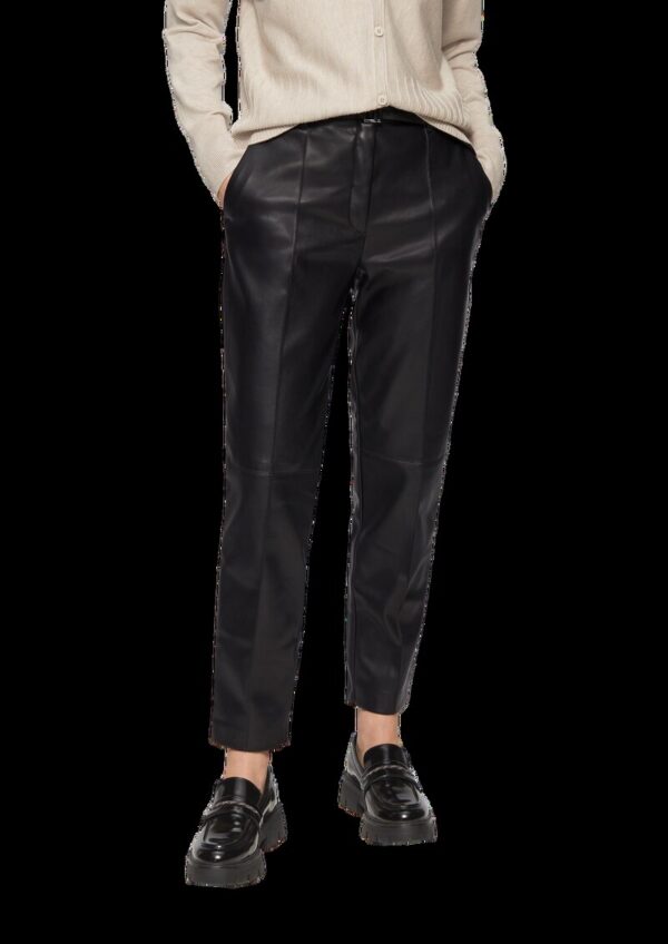 Relaxte Cigarette Pants aus Kunstleder mit Gürtel