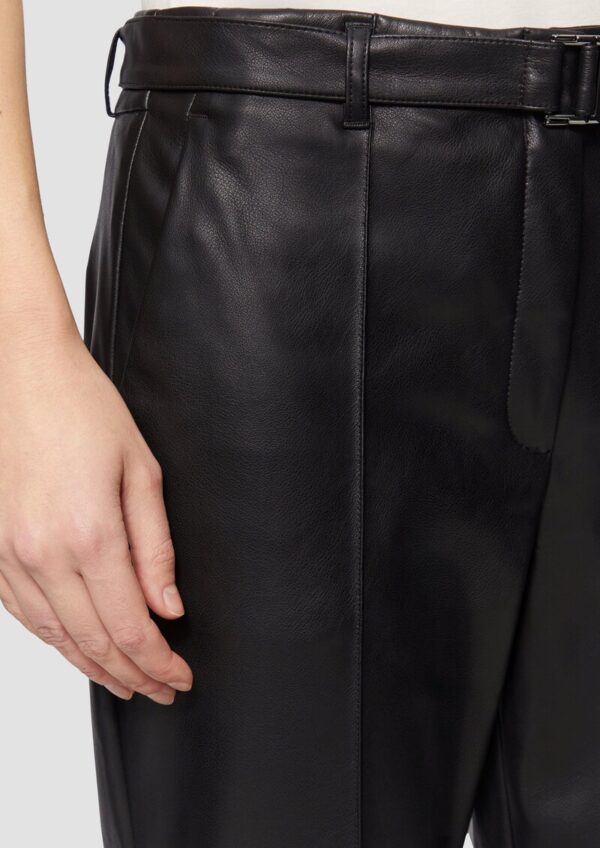 Relaxte Cigarette Pants aus Kunstleder mit Gürtel