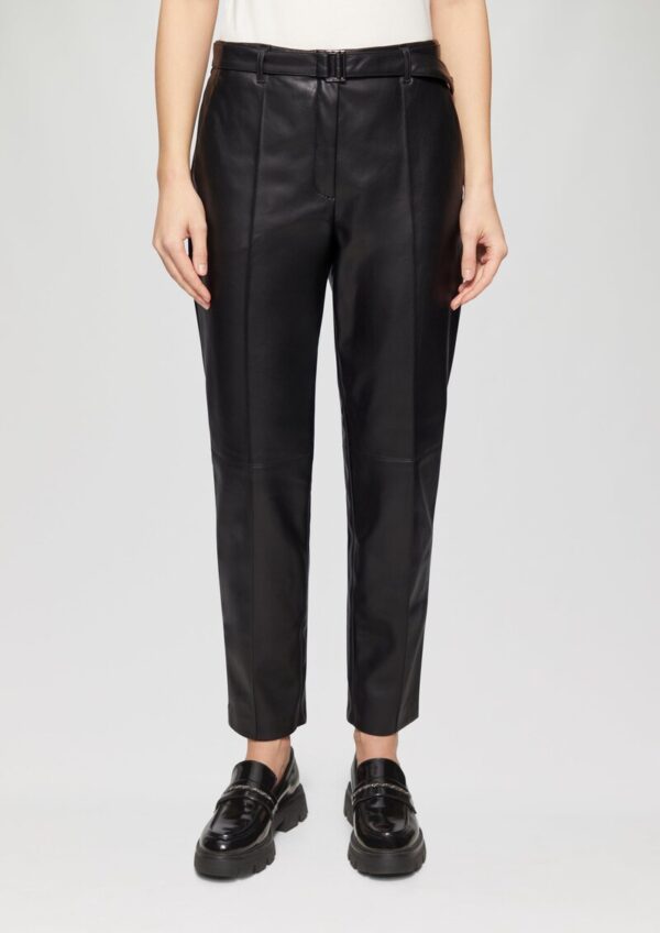 Relaxte Cigarette Pants aus Kunstleder mit Gürtel