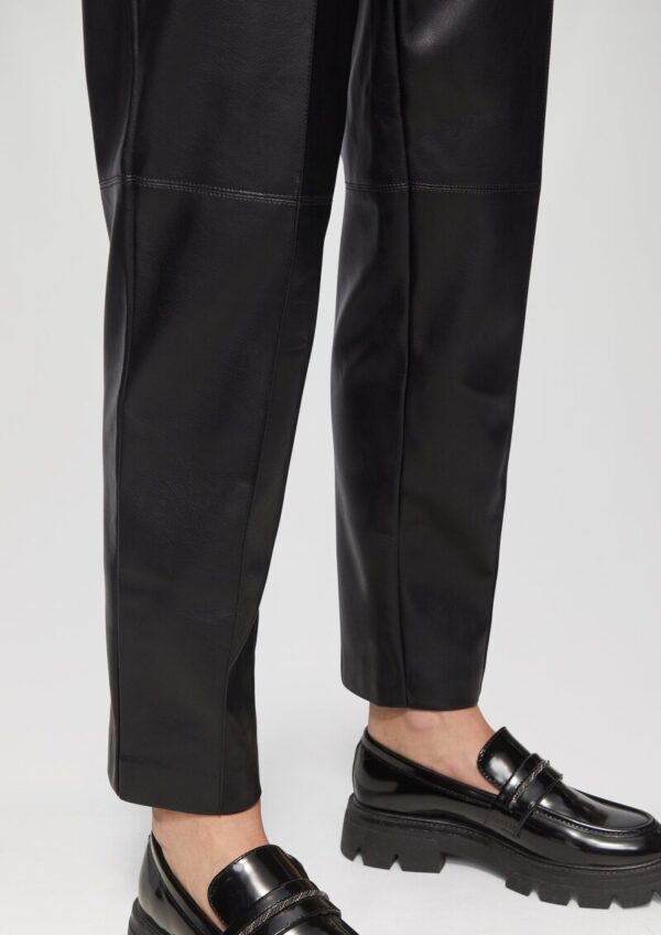 Relaxte Cigarette Pants aus Kunstleder mit Gürtel