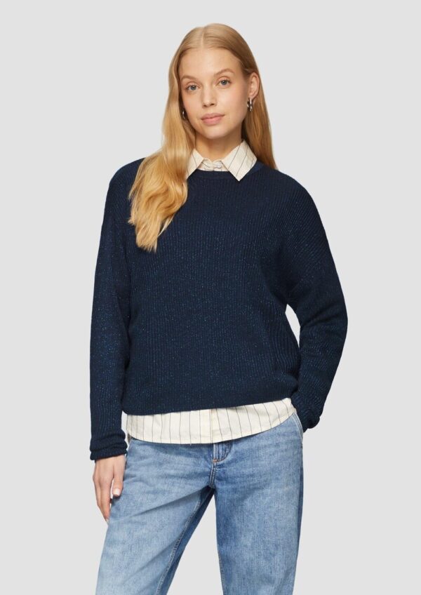 Ripppulli mit leichtem Glitzereffekt und überschnittenen Schultern