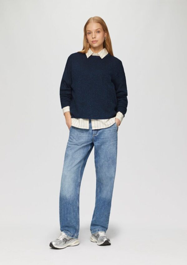 Ripppulli mit leichtem Glitzereffekt und überschnittenen Schultern