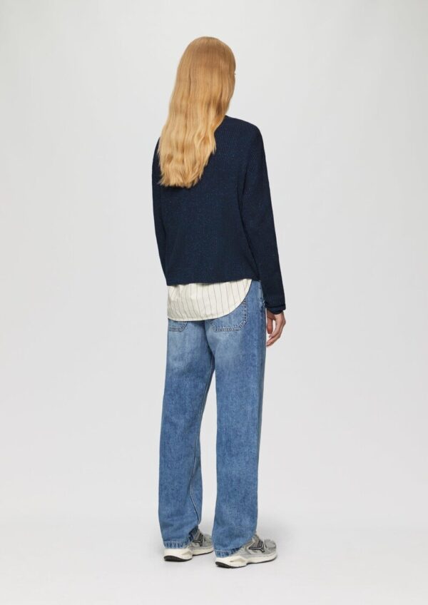 Ripppulli mit leichtem Glitzereffekt und überschnittenen Schultern