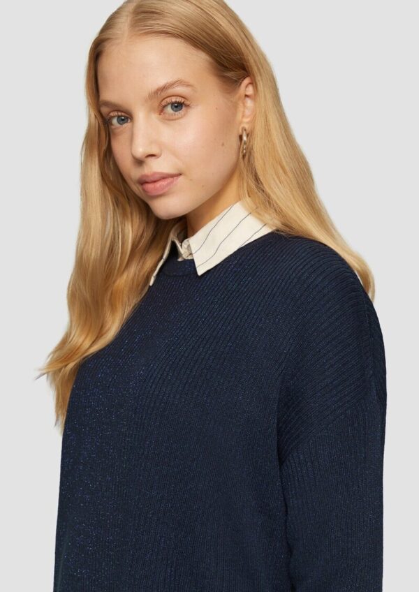 Ripppulli mit leichtem Glitzereffekt und überschnittenen Schultern