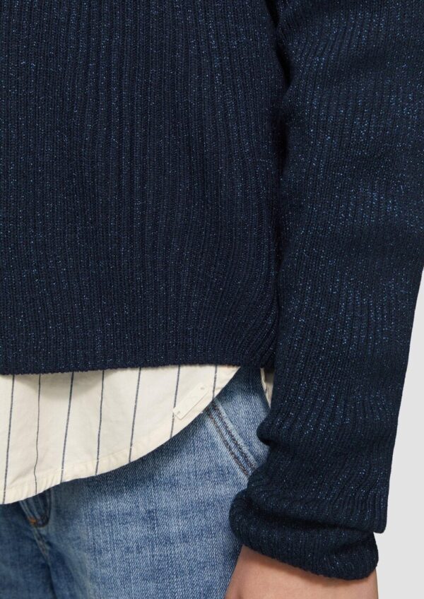 Ripppulli mit leichtem Glitzereffekt und überschnittenen Schultern