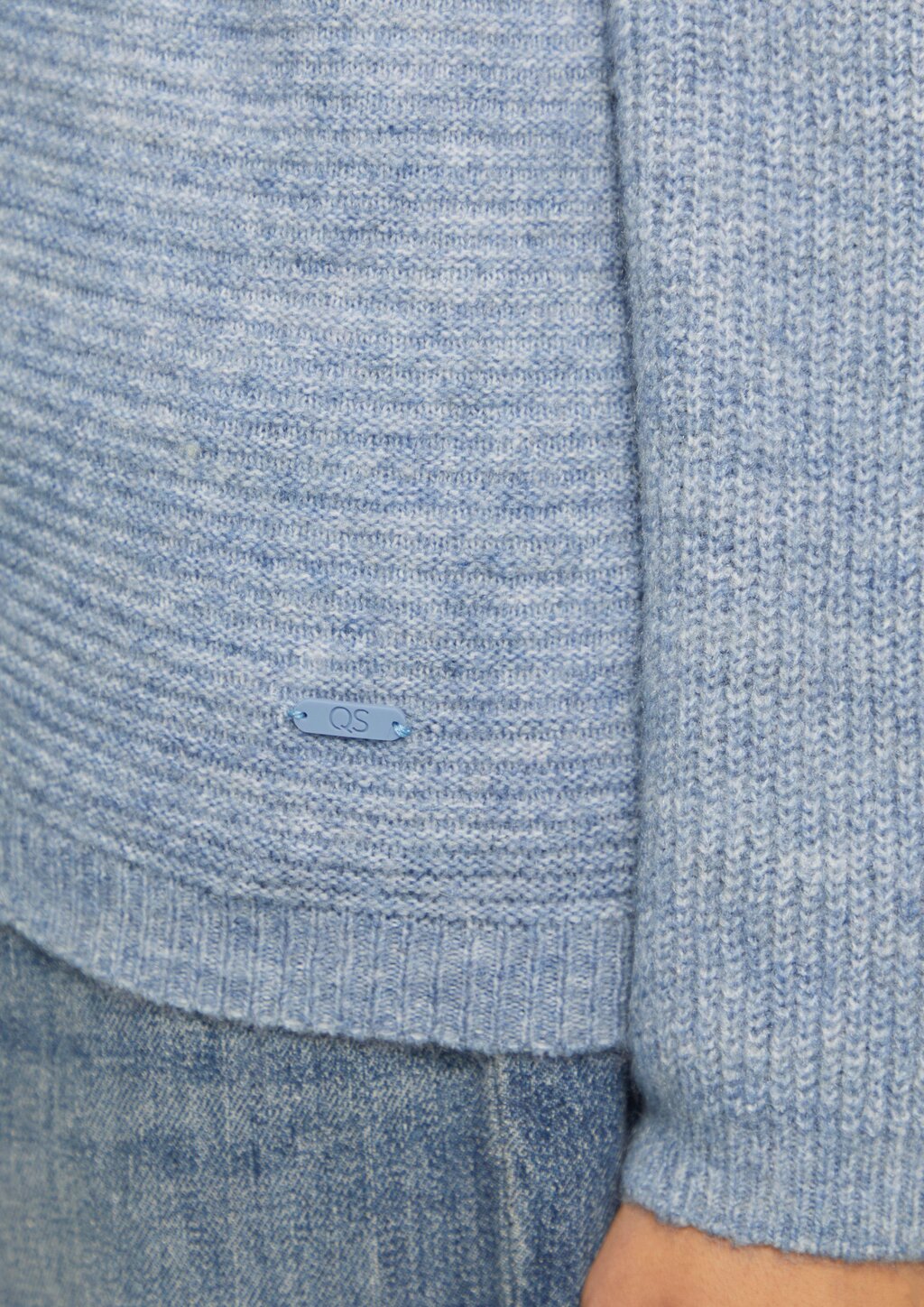 Melierter Pullover mit überschnittener Schulter