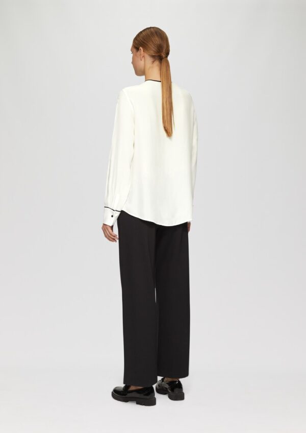 Viskosebluse mit Kontrastdetails