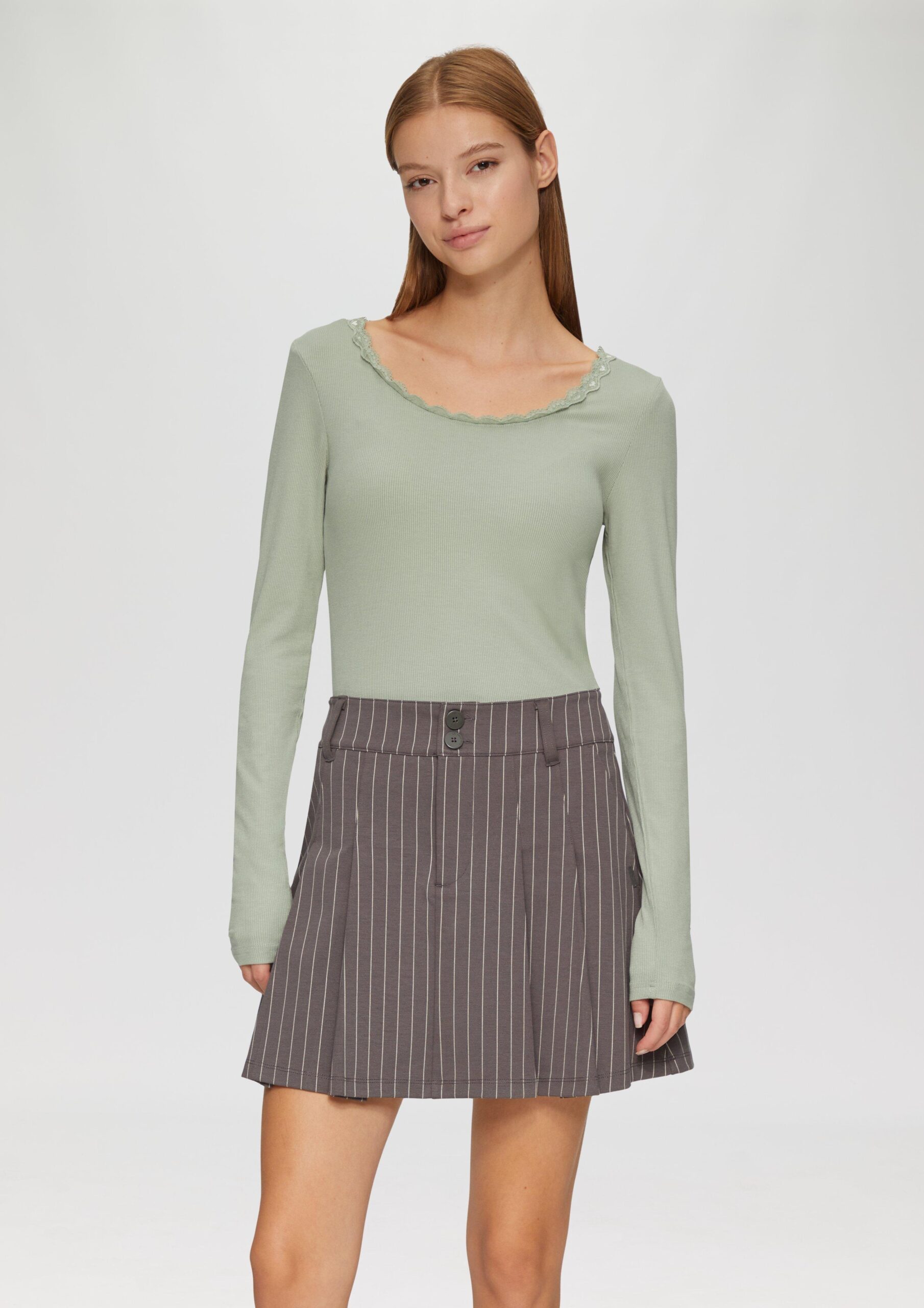 Rippshirt aus Viskosemix mit Spitzendetail