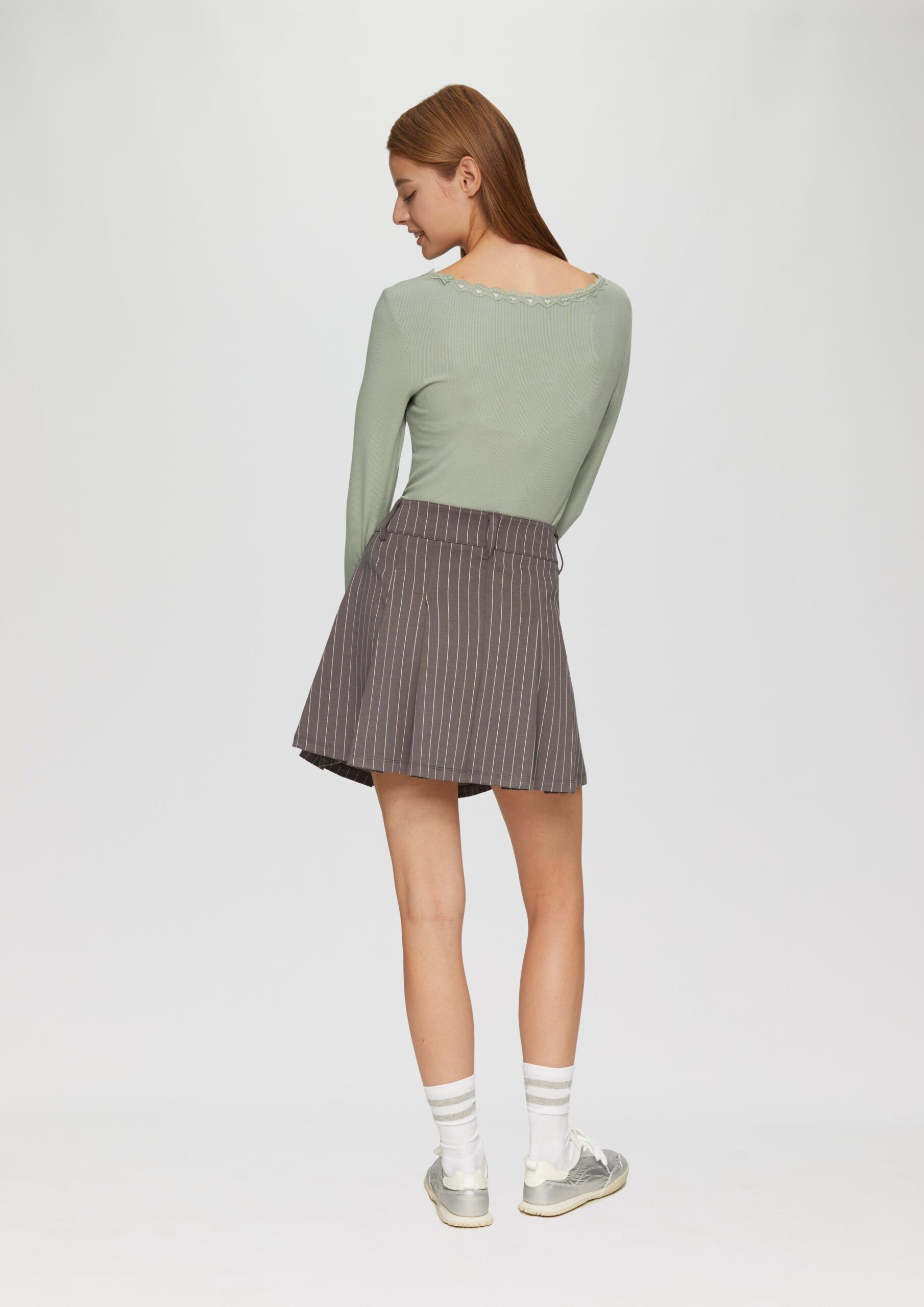 Rippshirt aus Viskosemix mit Spitzendetail