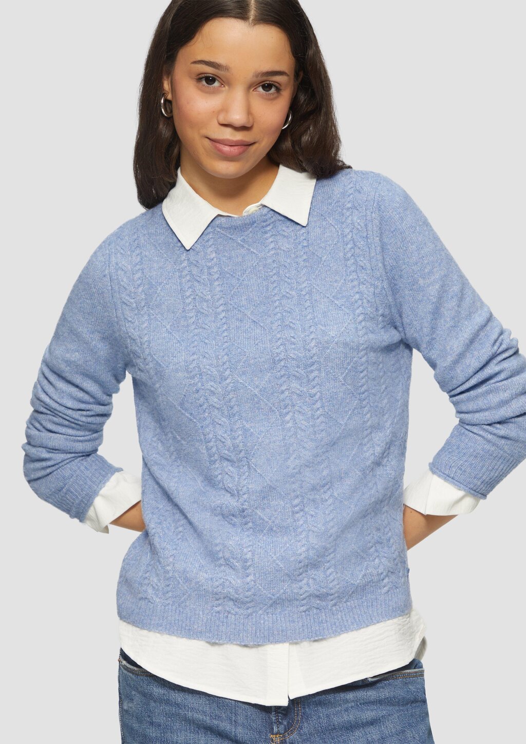 Flauschiger Pullover mit Zopfmuster