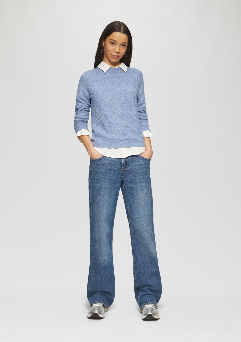 Flauschiger Pullover mit Zopfmuster