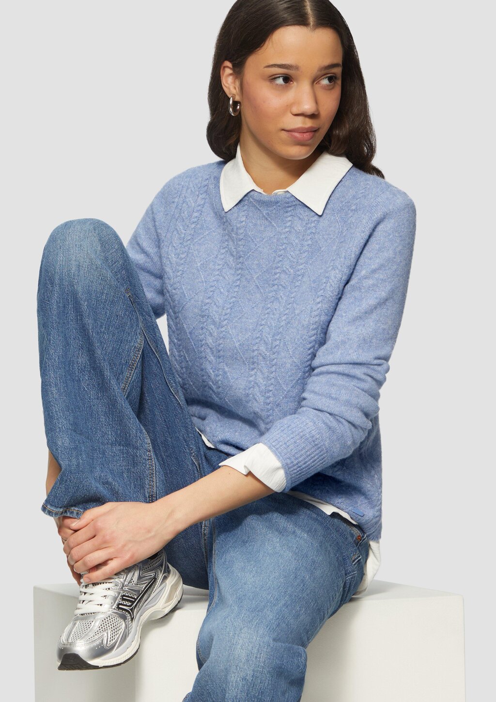 Flauschiger Pullover mit Zopfmuster