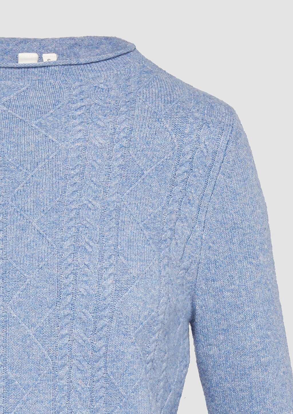 Flauschiger Pullover mit Zopfmuster