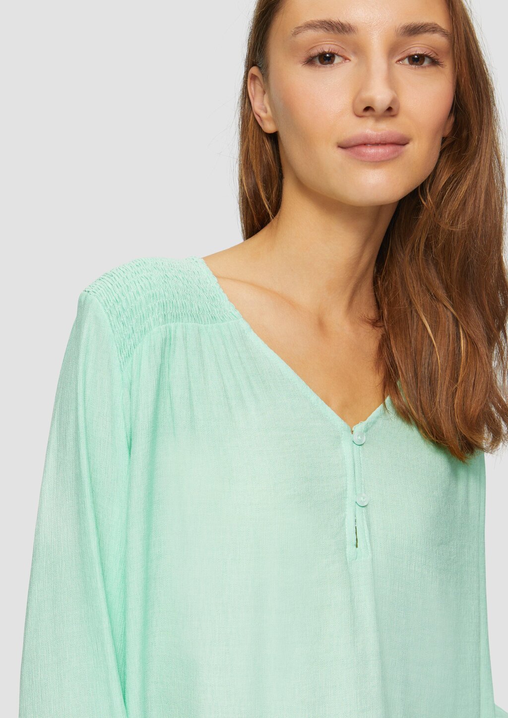 Strukturierte Bluse aus Viskosemix mit Smok-Details