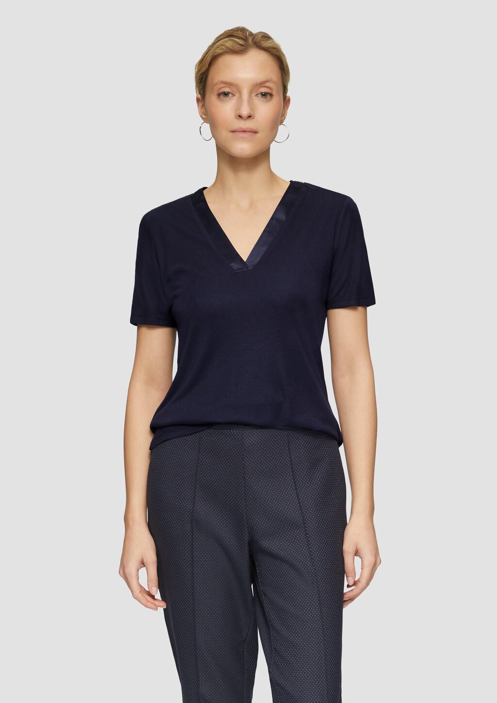 T-Shirt mit Satinausschnitt