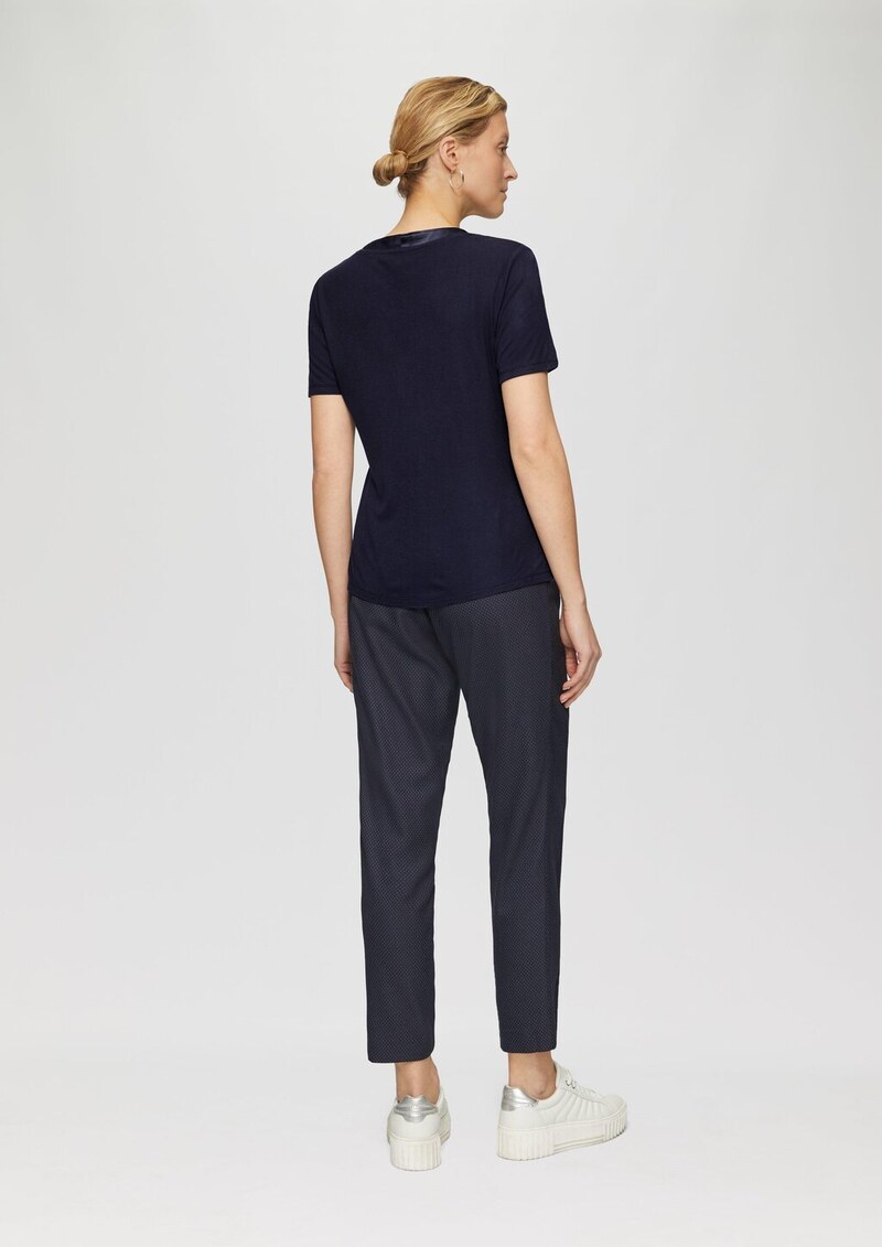 T-Shirt mit Satinausschnitt