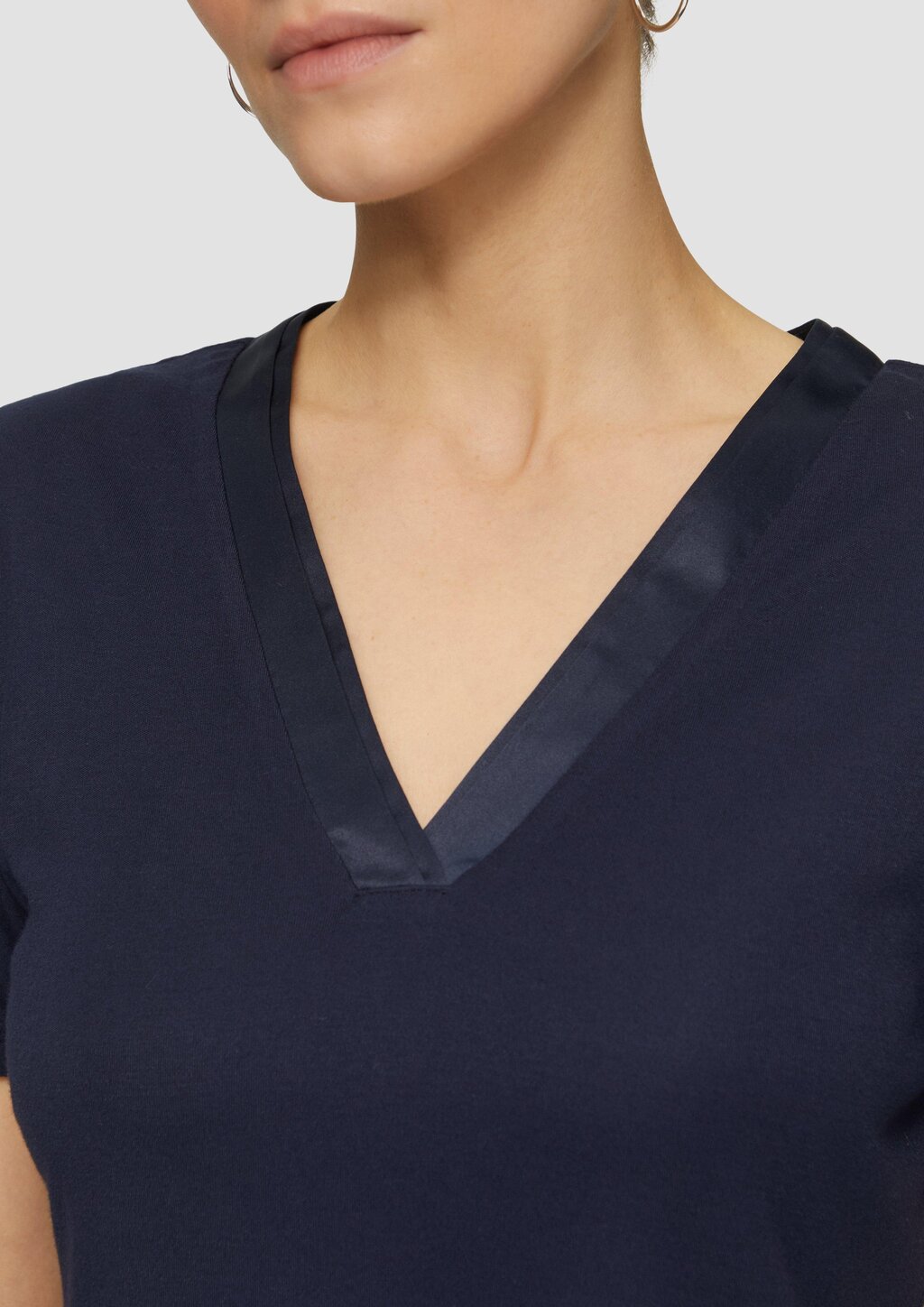 T-Shirt mit Satinausschnitt