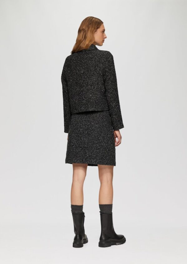 Kurze Boucléjacke mit aufgesetzten Taschen