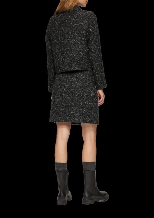 Kurze Boucléjacke mit aufgesetzten Taschen