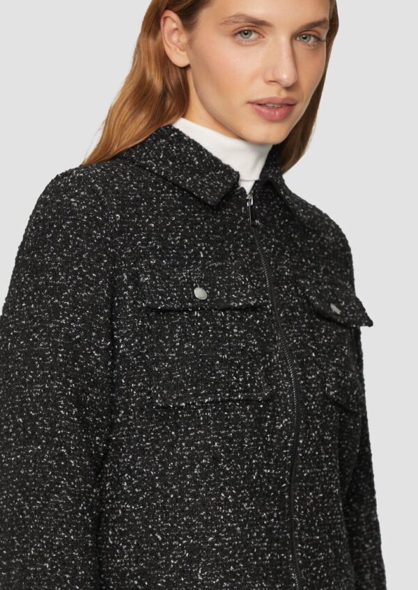Kurze Boucléjacke mit aufgesetzten Taschen