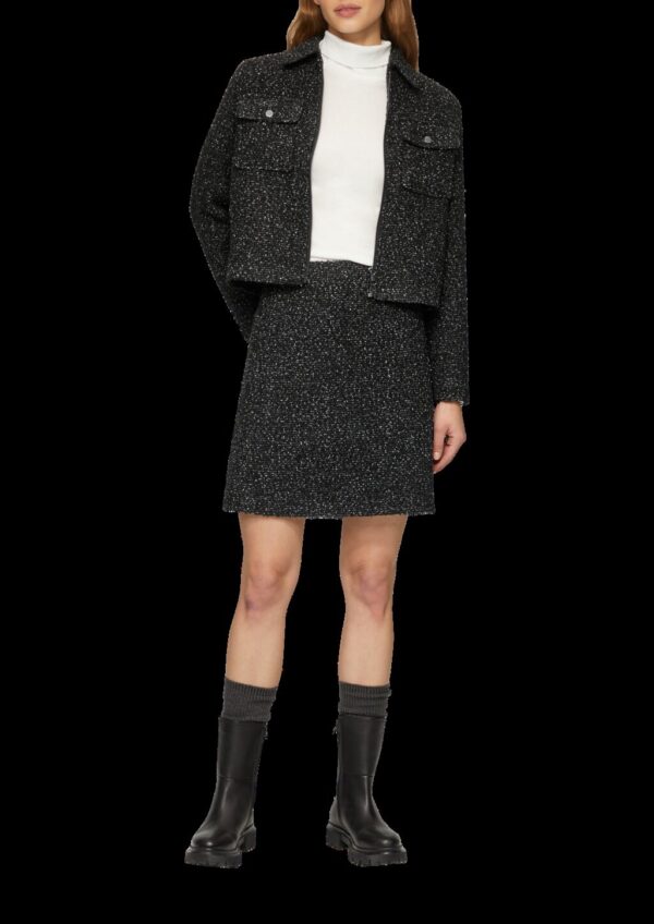 Kurze Boucléjacke mit aufgesetzten Taschen