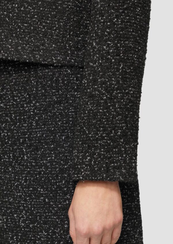 Kurze Boucléjacke mit aufgesetzten Taschen