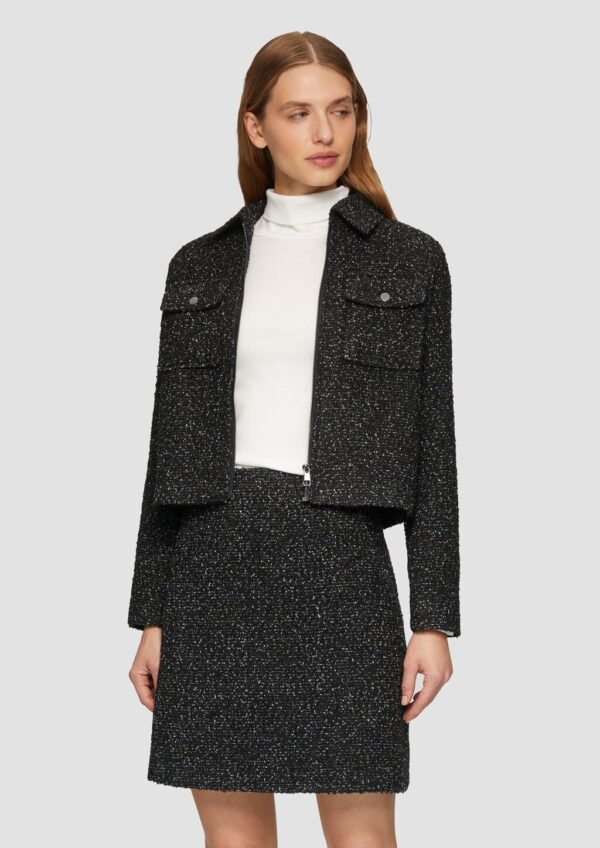Kurze Boucléjacke mit aufgesetzten Taschen