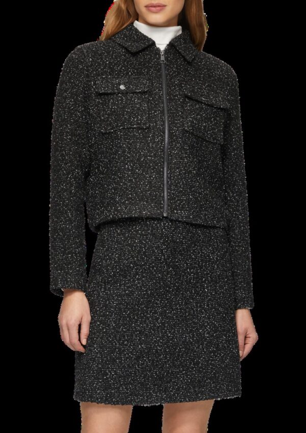 Kurze Boucléjacke mit aufgesetzten Taschen