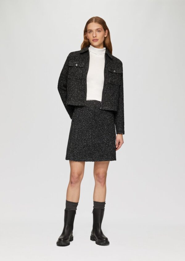 Kurze Boucléjacke mit aufgesetzten Taschen